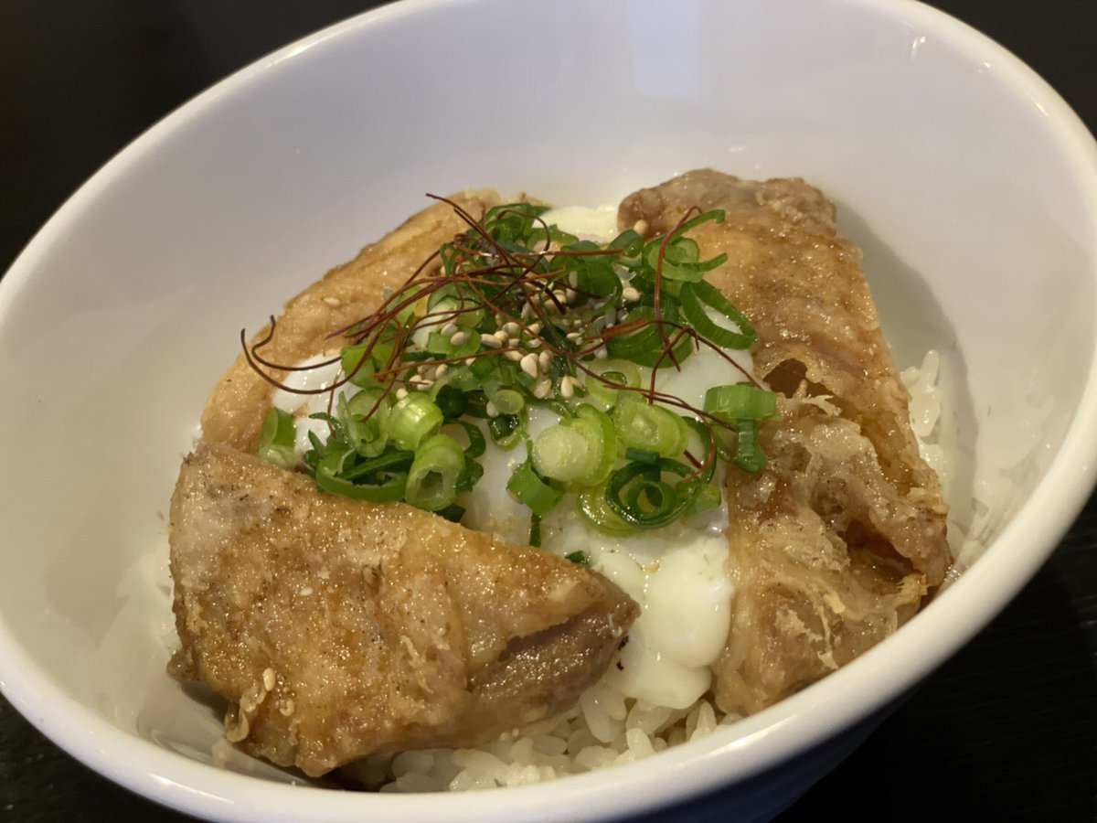 本日は3のつく日🥸🥸🥸クリスマスにちなんだ一品🎄🎅🏻&quot;鶏ぱいくぅ丼&quot;350円で販売…！！銀波露初登場😳塩味の鶏肉に特製ダレで味... [らぁめん銀波露 札幌手稲店【Twitter】]