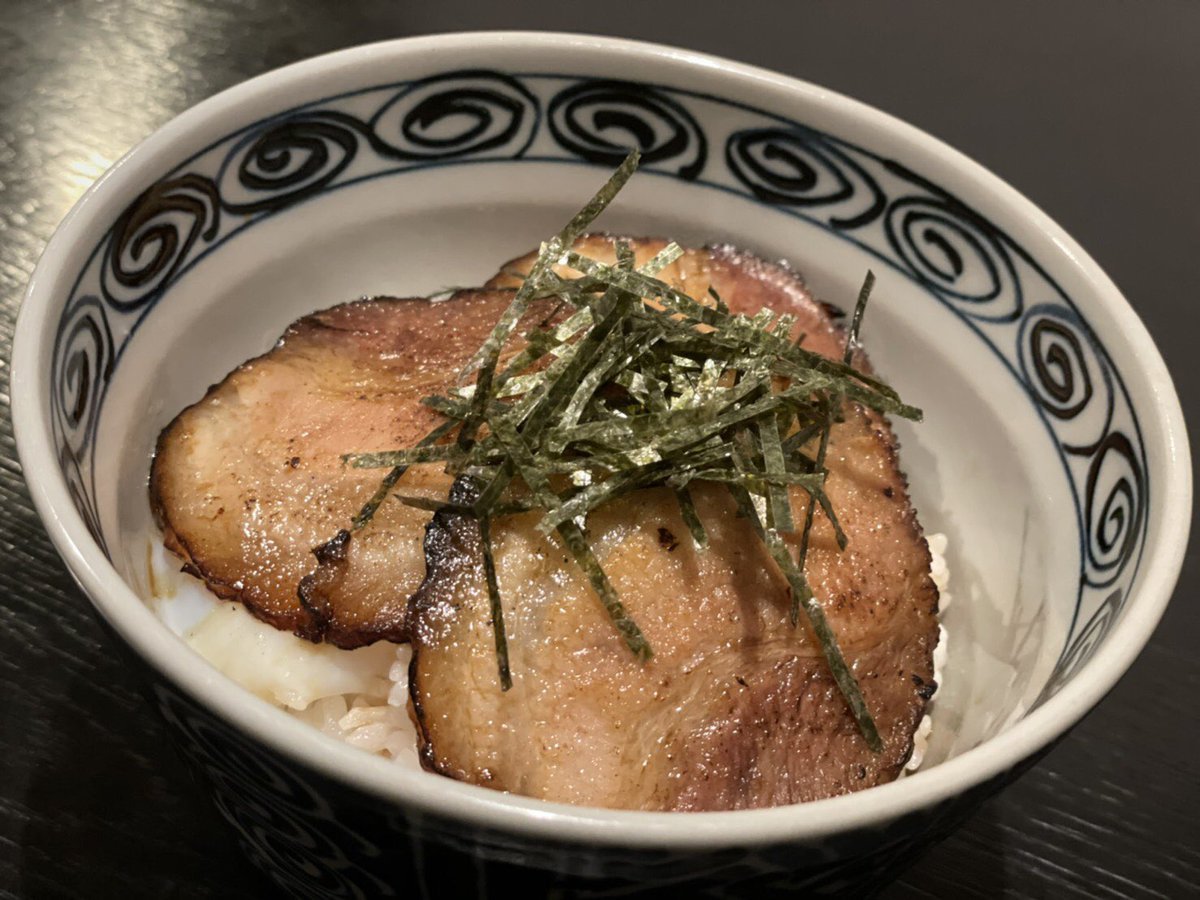 本日は3のつく日！！！&quot;ガリバタ温玉チャーシュー丼&quot;350円販売します✌🏻✌🏻ガーリックとバターと甘だれを混ぜて炙ったバラチャーシ... [らぁめん銀波露 札幌手稲店【Twitter】]