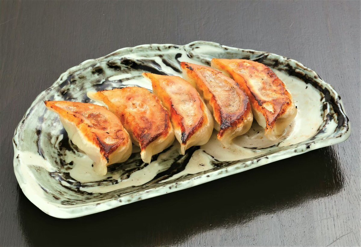 🥟銀波露の肉ぎょうざ🥟チャーシュー＋豚と鶏の合い挽き肉をモッチモチの皮の中に閉じ込めた &quot;肉肉しい&quot; 銀波露の肉ぎょうざは、焼き... [らぁめん銀波露 札幌手稲店【Twitter】]