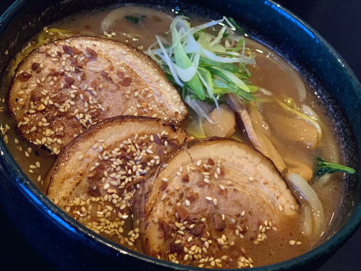 銀波露名物✌🏻厚切り炙りバラチャーシュー麺 ¥1,100じっくり煮込んでとろとろになったバラチャーシューを分厚くカットし、表面を香... [らぁめん銀波露 札幌手稲店【Twitter】]