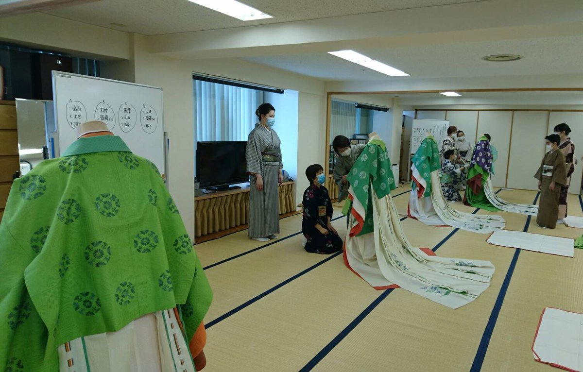 本日札幌校は今期3回目の着装道研修「十二単」を実施しました💐前後の役割が決まっているため二人一組で進めます💚息を合わせた着装で衿... [小林豊子きもの学院【Twitter】]