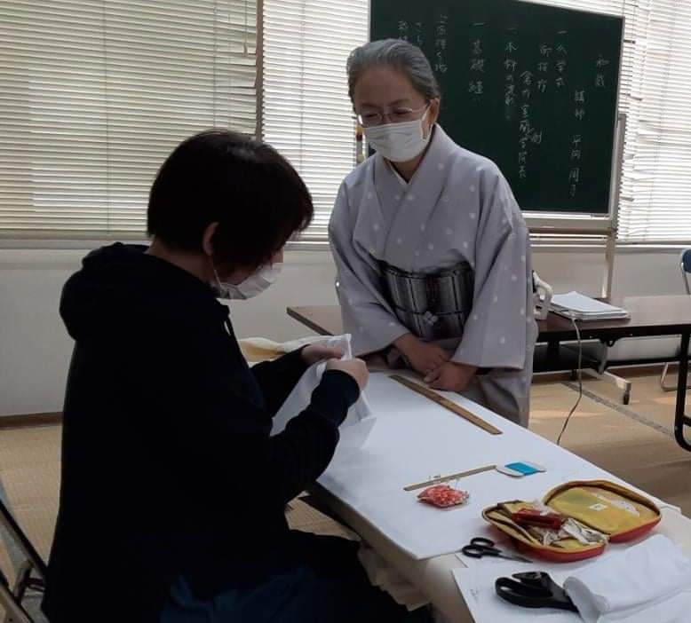 裁断を最小限に✂️余すところなく布を使い仕立てる着物👘和裁には知恵と工夫がいっぱいです💐作る楽しみと着る喜びが味わえるのも魅力✨自... [小林豊子きもの学院【Twitter】]