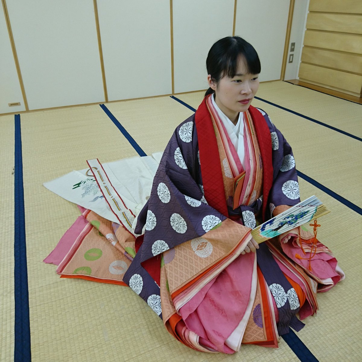 【リアルお雛様体験しませんか】積った雪が溶けまた雪が降りまた少し溶けを繰り返し近づく北海道の春🌷雛祭り間近🎎復元した十二単を作... [小林豊子きもの学院【Twitter】]