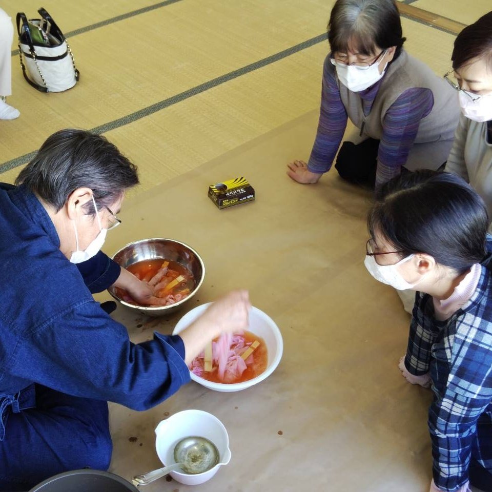 本日の旭川校紅花染めプチ体験の様子✨紅花から炭酸カリウムを溶かした水で色素を出しクエン酸で紅色を繊維へ染み込ませるという理科の... [小林豊子きもの学院【Twitter】]