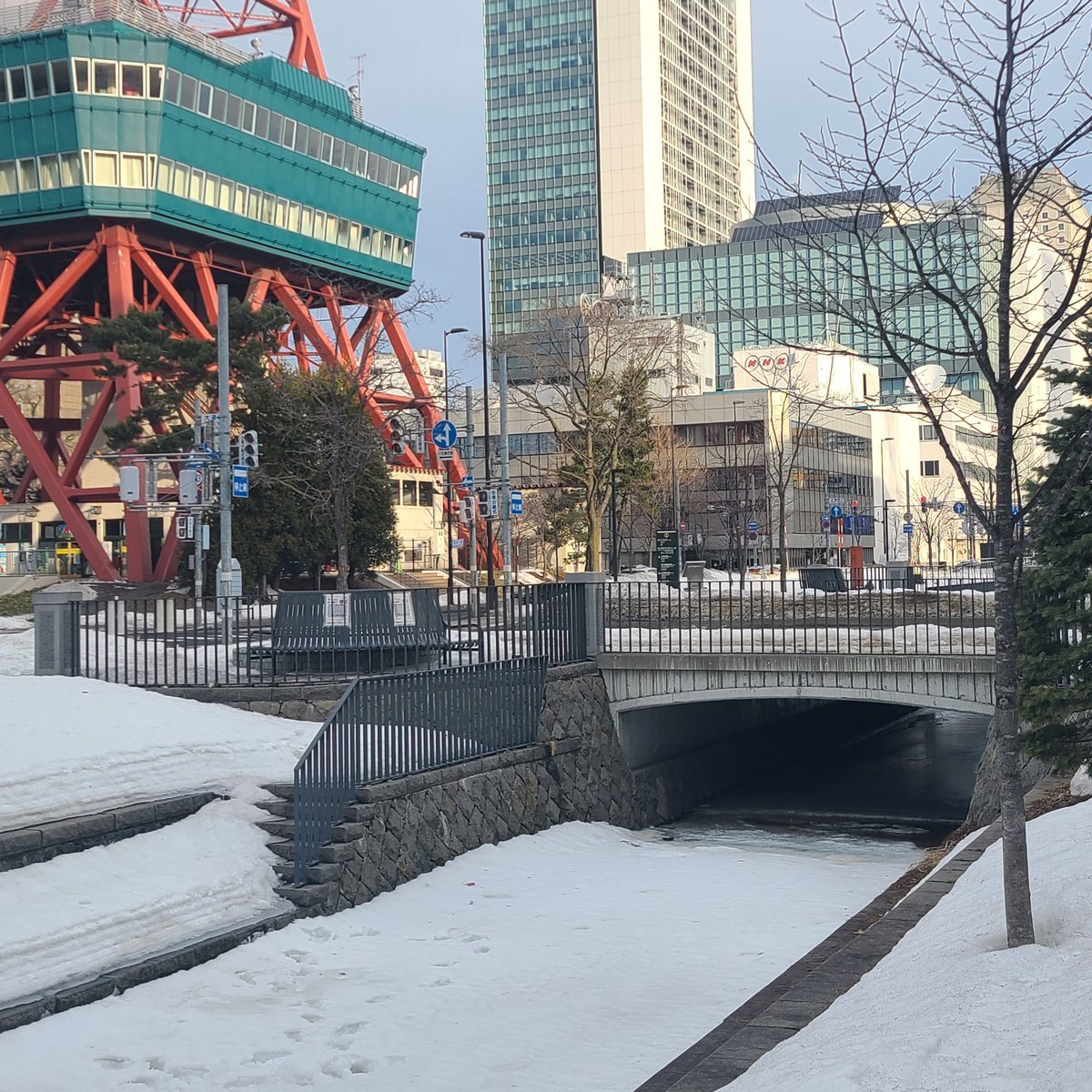 おはようございます☀️札幌中心部を流れる創成川🌁橋の下に顔を出した川面はまだ氷が張っていますがその下ではゆっくりと流れが🌿春は少... [小林豊子きもの学院【Twitter】]