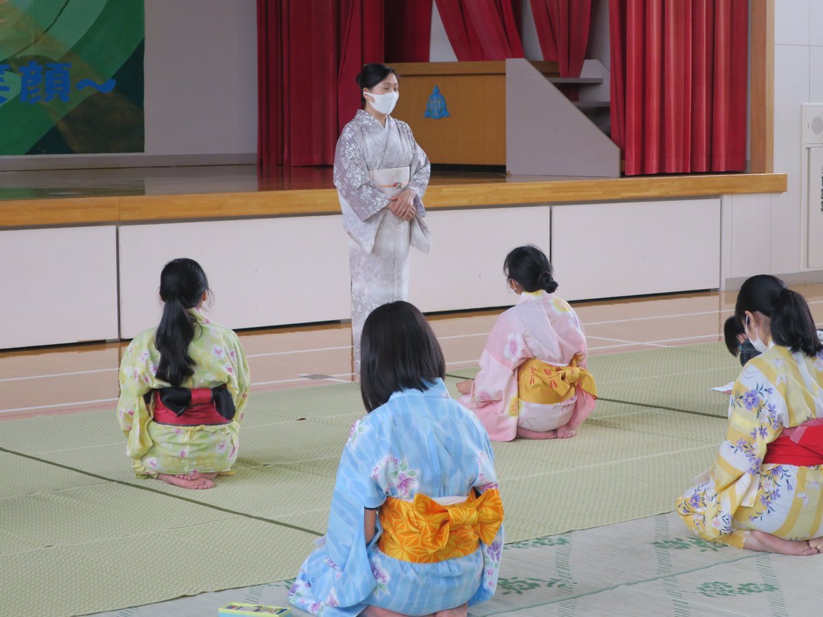 学院では14年間中学高校技術家庭科授業へ講師を派遣し学習指導要領に基づいたきもの授業を続けております💐今年度初め休校が多く例年の... [小林豊子きもの学院【Twitter】]