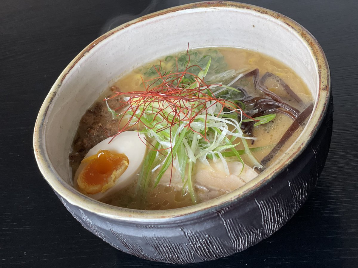 新しい限定メニューが大好評🍜「まろやか鶏白湯醤油」銀波露の鶏白湯を楽しめます！！麺もいつもより太めの麺でもちもちしており... [らぁめん銀波露 札幌手稲店【Twitter】]