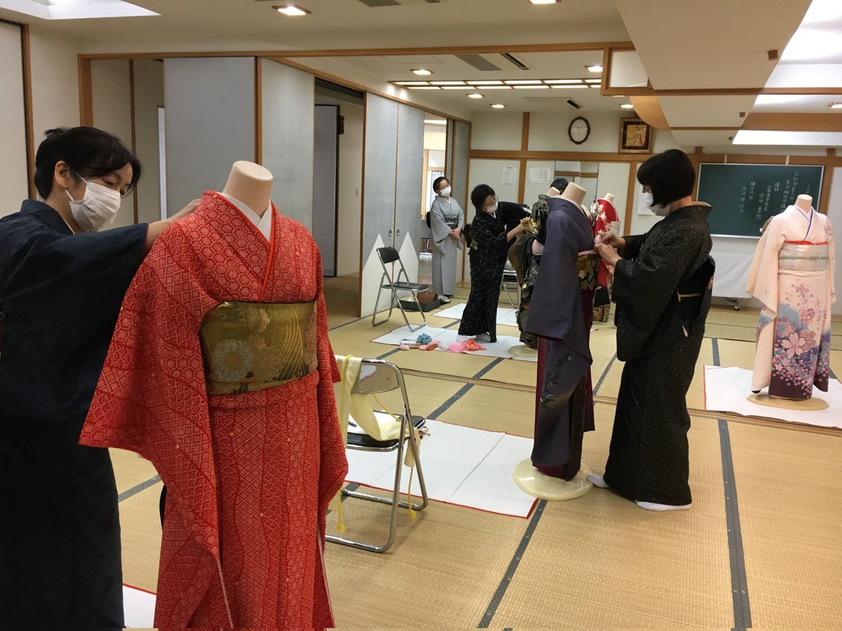 明日は函館校で技能師研修会💐着つけ師として活躍中の方はもちろん😌習った技術を忘れないようにしたい方😄思い出したい方😆技能師資格を..... [小林豊子きもの学院【Twitter】]