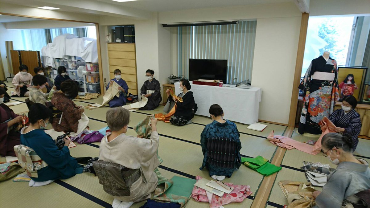 ただいま名取授豊の会開催中の札幌校💐信田北海道学院長指導のもと帯でクジャクひだを作っているところ😄皆さん夢中です✨どんな帯結びが... [小林豊子きもの学院【Twitter】]