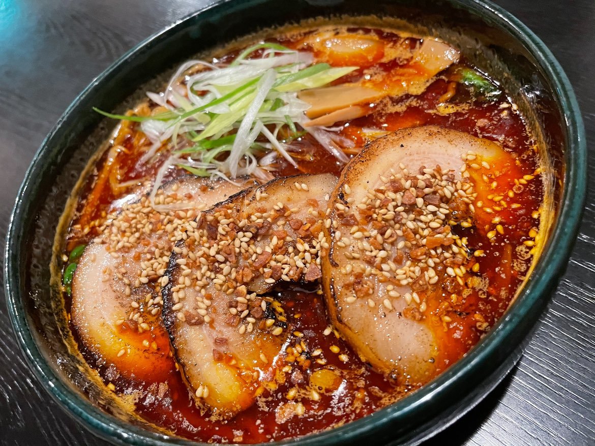 厚切り炙りバラチャーシュー麺の味は醤油 味噌 塩と選べます🍜さらに辛い醤油 味噌 塩も選べます🔥こってりいきたい場合は味噌をおす... [らぁめん銀波露 札幌手稲店【Twitter】]