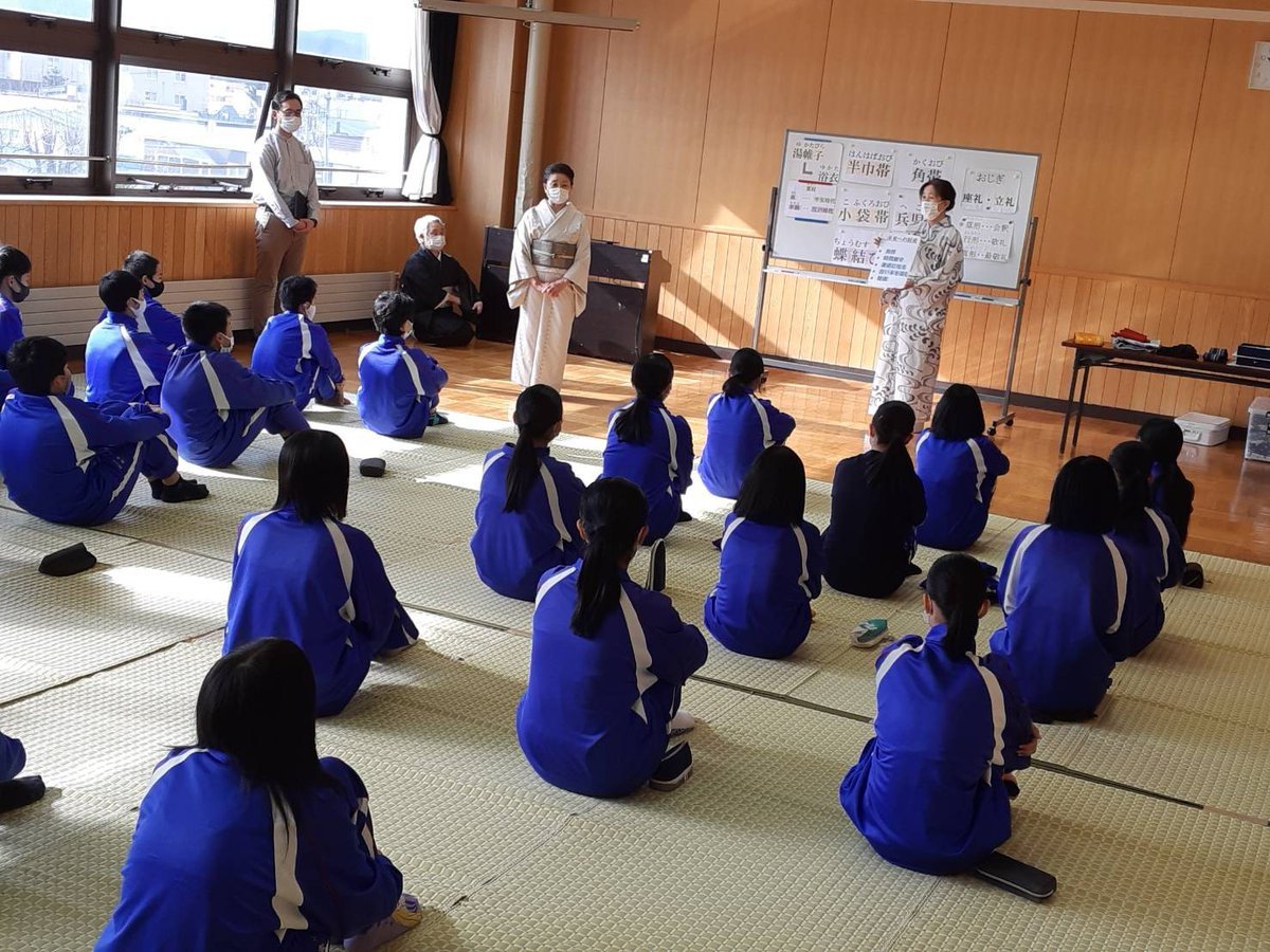 昨日旭川校での光陽中学校きもの授業の様子🏫きものは日本人の知恵が生み出した文化✨浴衣の着つけやたたみ方、作法の実践が「心を整え... [小林豊子きもの学院【Twitter】]