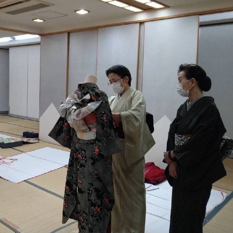 昨日の函館校は成人式に向けて着つけ師さんと技術確認💐帯結びなどは希望通りにできるよう✨きものに慣れていないお嬢さんができるだけ... [小林豊子きもの学院【Twitter】]