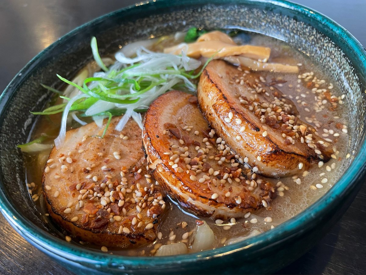 厚切り炙りバラチャーシュー麺の勢いが止まらないです🤩🔥柔らかい食感の厚切りバラチャーシューを堪能してください🍜低温調理で仕上... [らぁめん銀波露 札幌手稲店【Twitter】]