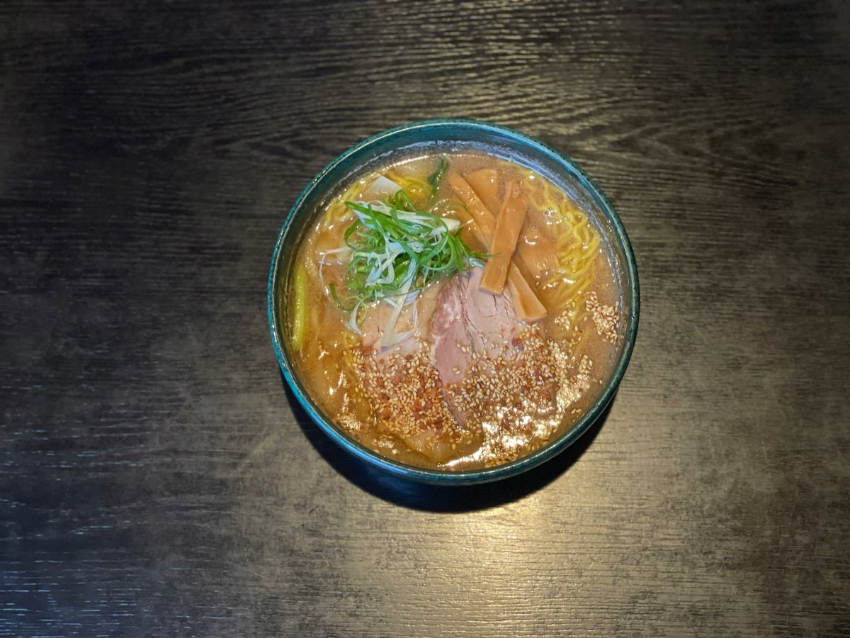 迷ったらまずは香ばし醤油🍜野菜は炎の中で炒めて豚骨スープで香りを閉じ込めて完成するスープは香ばしいです☺️✨夜は閉店21:00(20:3.... [らぁめん銀波露 札幌手稲店【Twitter】]