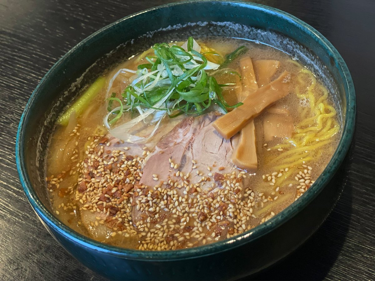 銀波露のラーメンに入っている『玉ねぎ』は甘いです🤩✨炎の中で炒められ香りがついた玉ねぎは甘みがあってあまり他では味わえないです... [らぁめん銀波露 札幌手稲店【Twitter】]