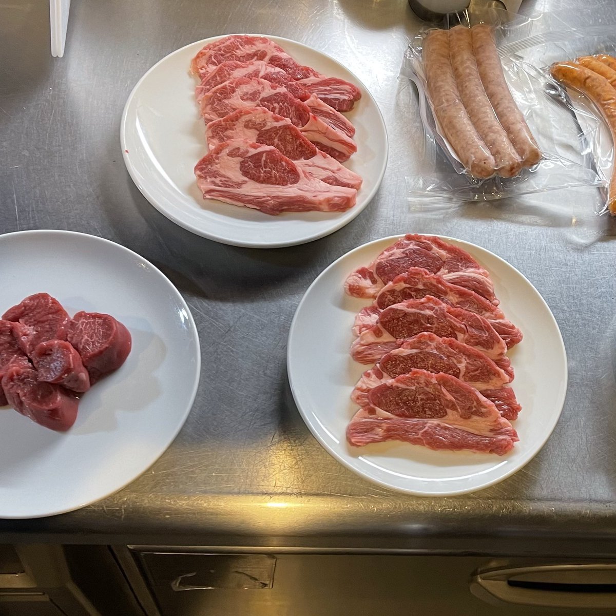 皆さんにお肉を届けれるようにお肉の勉強中！！早く皆さんに食べてもらいたいなー😋 [バル　FUJIYAMA【Twitter】]