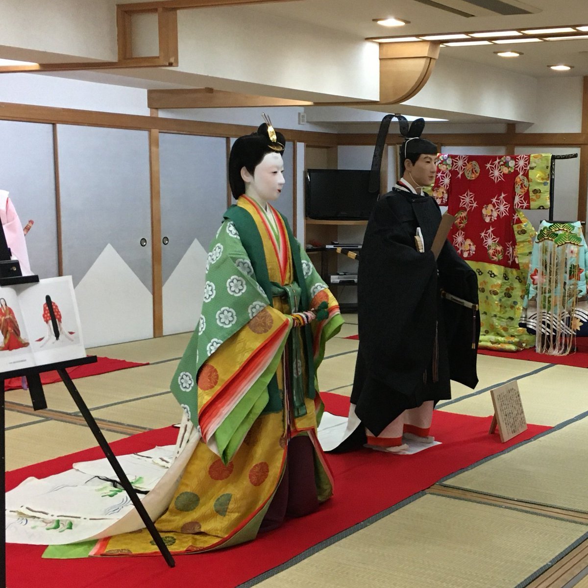 本日函館校で開催の衣紋会は十二単の着装研修✨単衣(ひとえ)·五衣(いつつぎぬ)·表衣(うわぎ)と重ねる袿(うちき)👘一枚ずつ丁寧に作法に.... [小林豊子きもの学院【Twitter】]