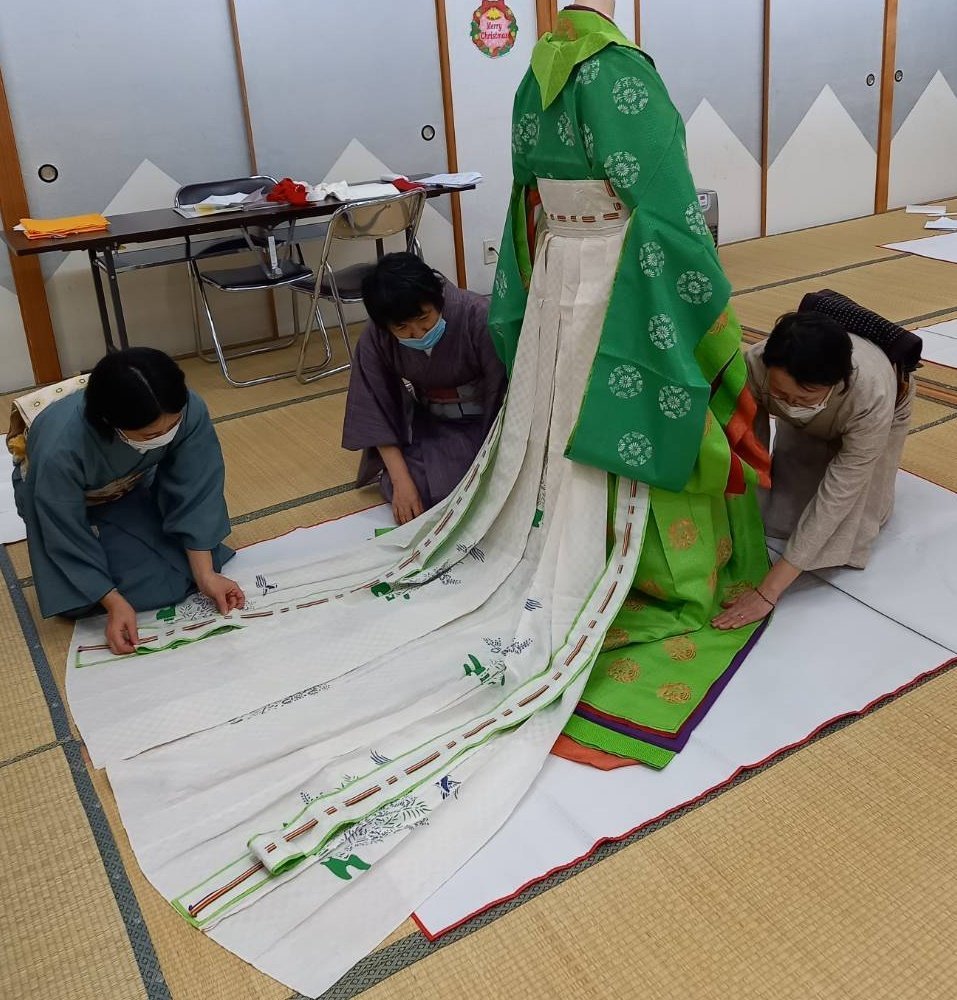 先日の函館校 宮島流衣紋会十二単着装研修の様子です💐唐衣(からぎぬ)を裳(も)の内に着込め、整えています💡衣紋方(えもんかた)の揃った.... [小林豊子きもの学院【Twitter】]