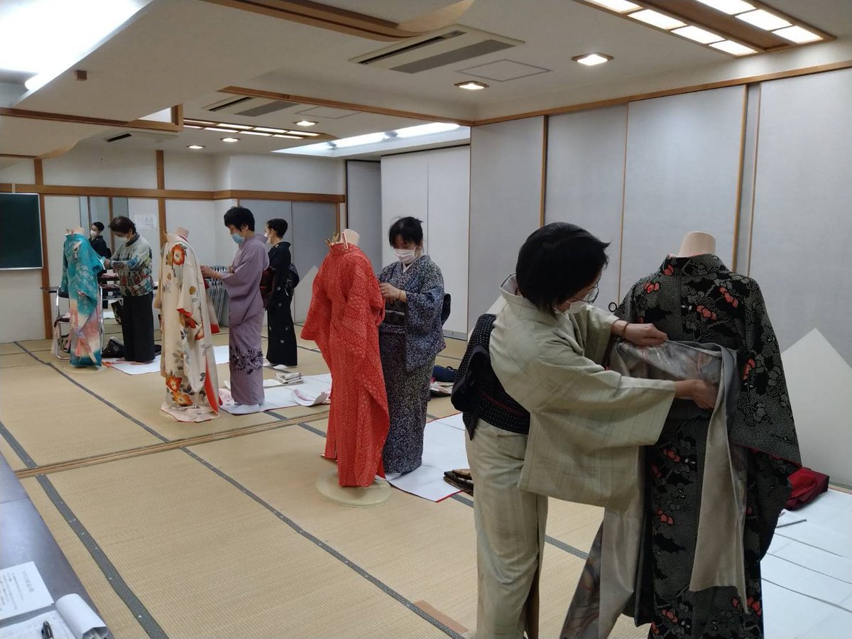 本日は函館校で技能師研修会💐もうすぐお正月や成人式🎍きものが気になる季節✨着つけ師として活躍中の方はもちろん😌習った技術を忘れな... [小林豊子きもの学院【Twitter】]