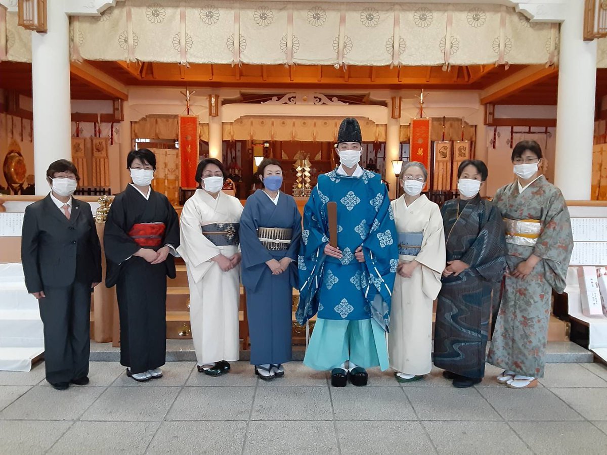 昨日の苫小牧校は和裁教室の皆さんが神社で針供養💐折れたり使い古した針の労をねぎらうとともに裁縫の技術の上達を祈願しました😌神職... [小林豊子きもの学院【Twitter】]