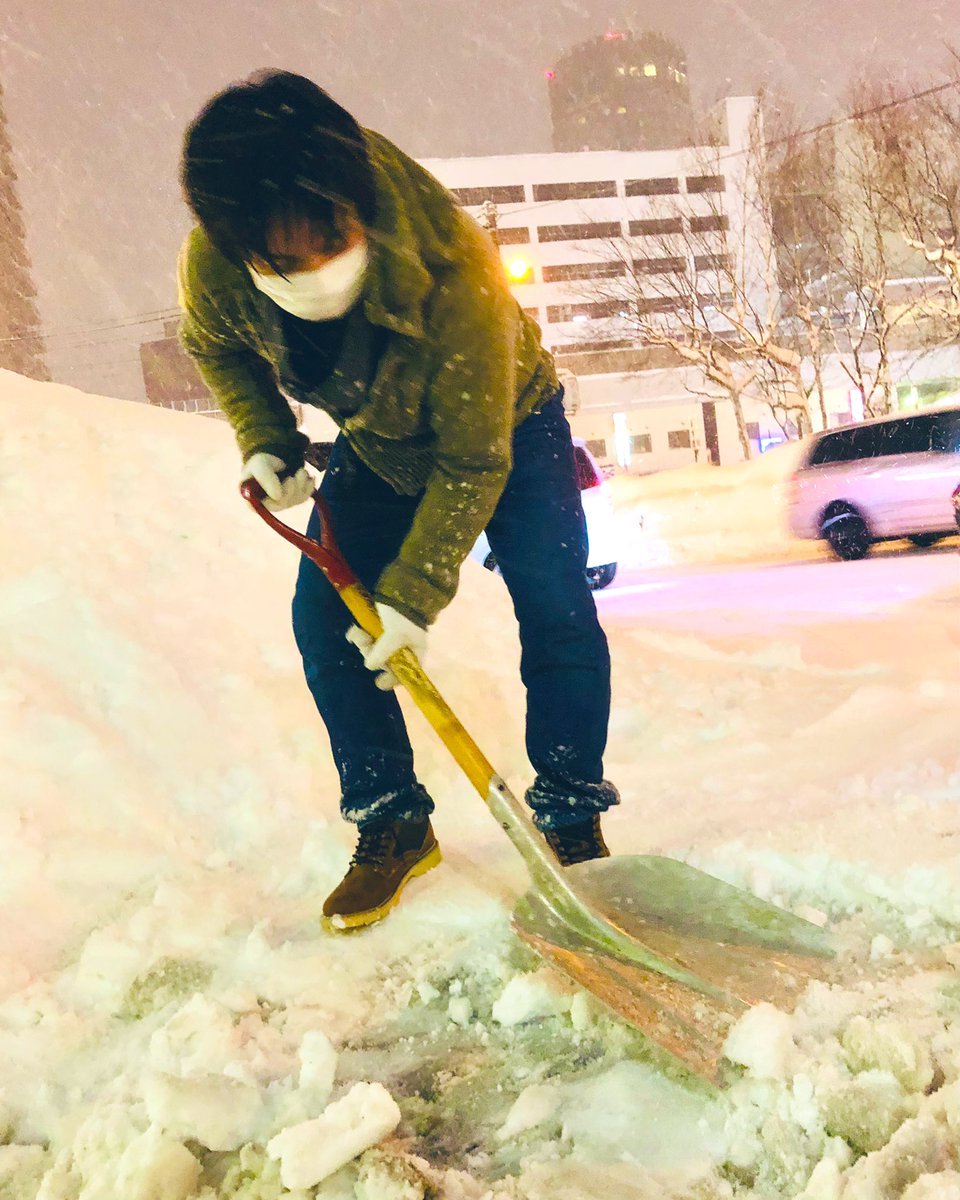 ／ピロスクルーがっちゃんが大奮闘！＼連日の大雪で大変ですね⛄️ピロスの駐車場の入口も雪と氷で大変になっていたのでツルハ... [カラオケピロス【Twitter】]