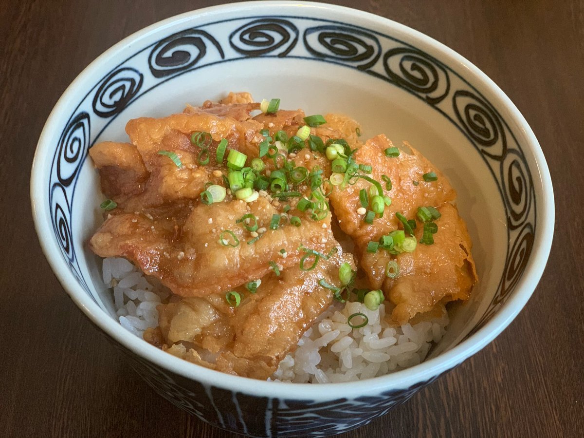 2001年に生まれた『ぱいくぅ丼(豚バラ肉)』2021年に生まれた『鶏ぱいくぅ丼(鶏モモ肉)』2022年に生まれる『ラムぱいくぅ丼(仮)』.... [らぁめん銀波露 札幌手稲店【Twitter】]