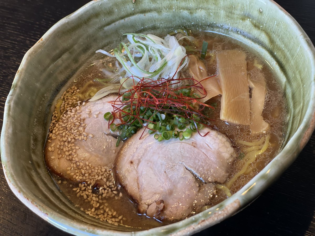 銀波露手稲店限定メニュー🍜今までで1番と言っていいほど大好評となっております😏🙏✨『燻製豚骨醤油』です！醤油ダレ、チャーシュ... [らぁめん銀波露 札幌手稲店【Twitter】]