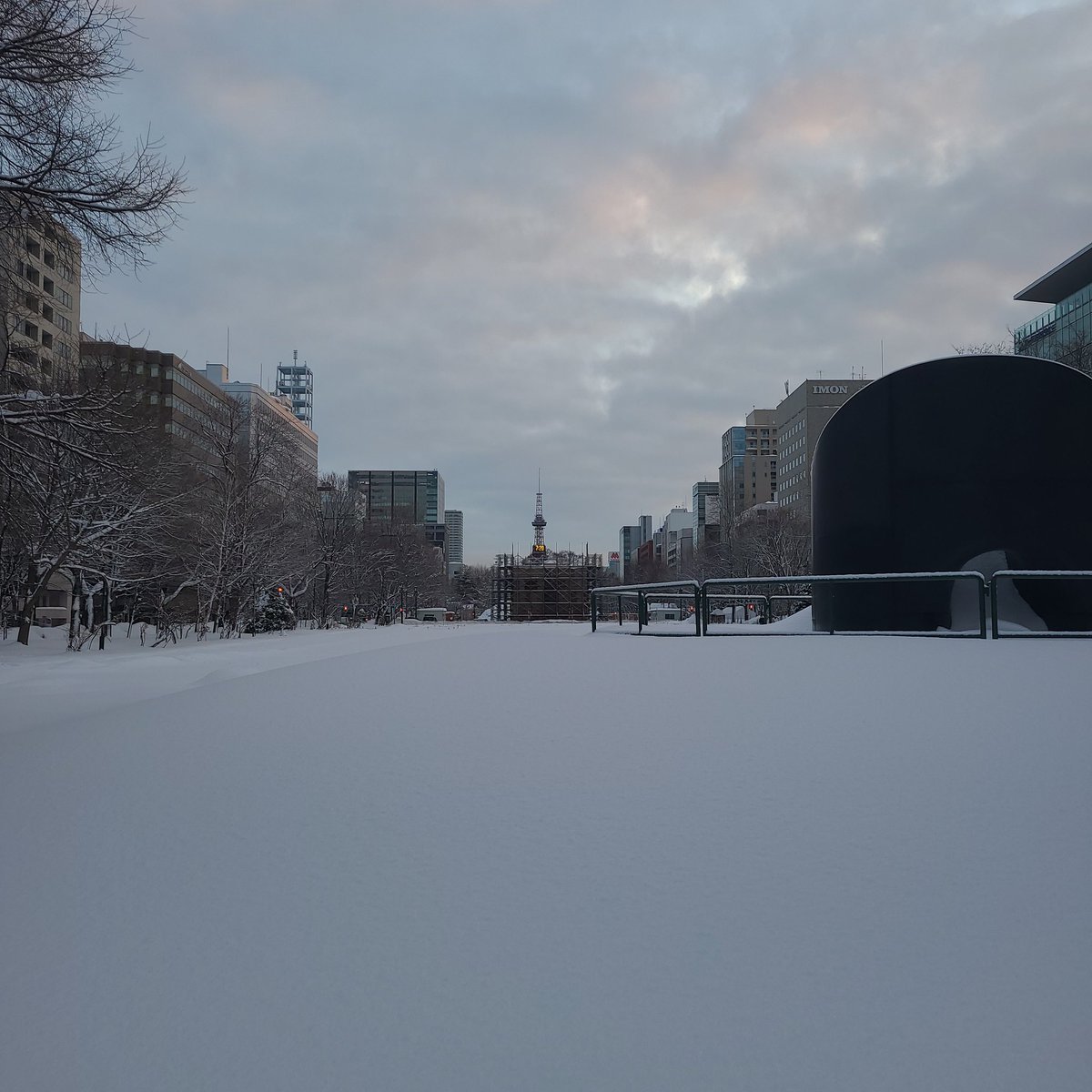 津波への警戒も気がかりな朝😣久しぶりに降雪のない札幌大通公園です❄雪まつりの雪像作りのため足場が組まれ準備が進んでいますが… htt... [小林豊子きもの学院【Twitter】]