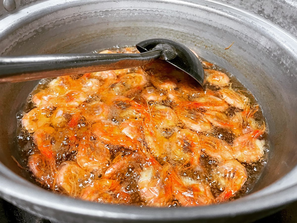 じっくりぐつぐつ🦐特製エビ油作成しております！ [らぁめん銀波露 札幌手稲店【Twitter】]