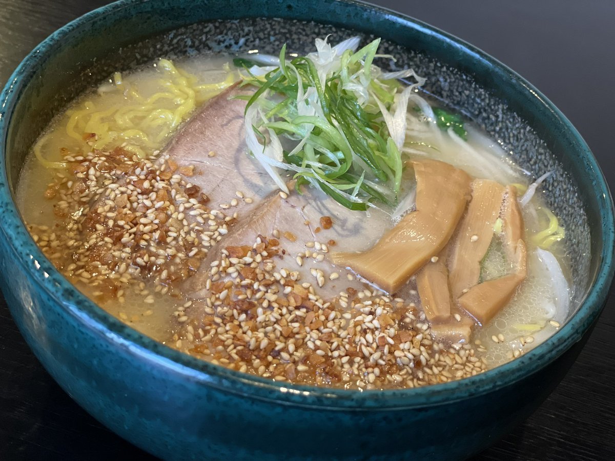 銀波露のおすすめは香ばし醤油らぁめんなのですが香ばし塩らぁめんもおすすめです😎🍜豚骨スープの旨味、炎で炒めた野菜の香り、ゴマ... [らぁめん銀波露 札幌手稲店【Twitter】]