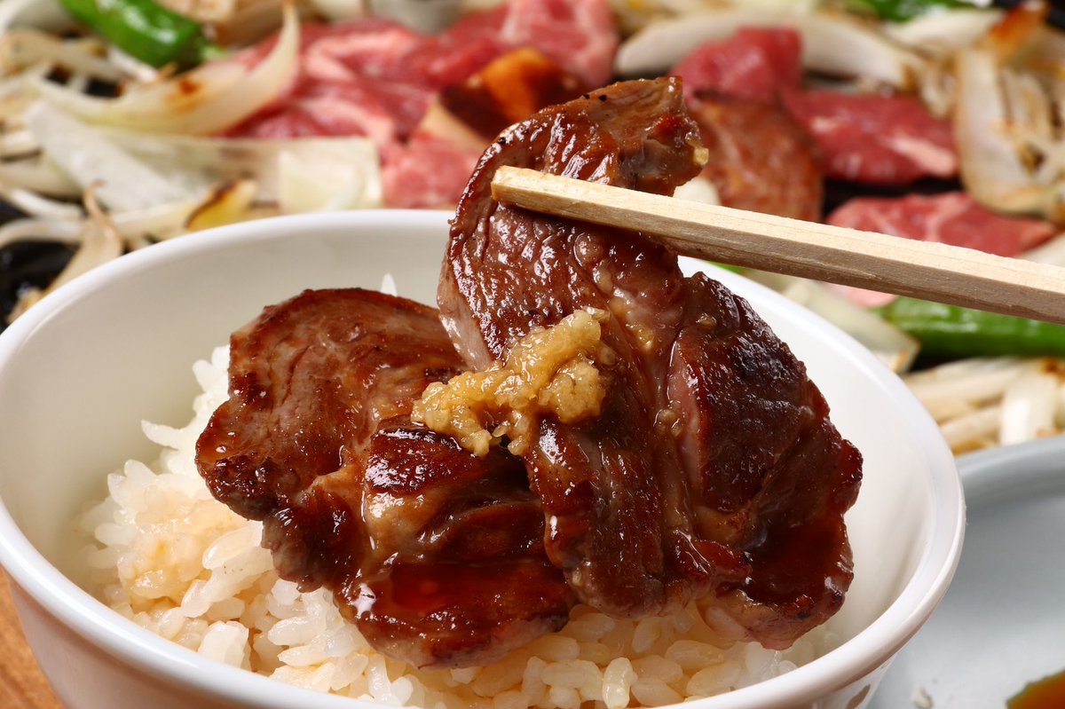 肉をタレにつけ、ご飯にワンバウンド‼️お肉に巻くのもよし😋炒めた野菜をご飯の上に乗せ、お肉、タレ、薬味でジンギスカン丼も👍肩ロ... [バル　FUJIYAMA【Twitter】]