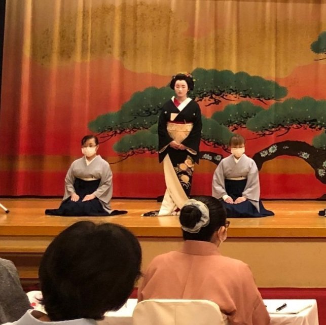 明日は函館校で衣紋会を開催💐今に伝わる芸妓の江戸末期の姿です👘特徴は衿裏の赤を見せる「かえし衿」と帯結びの「つのだし」✨裾引きの... [小林豊子きもの学院【Twitter】]