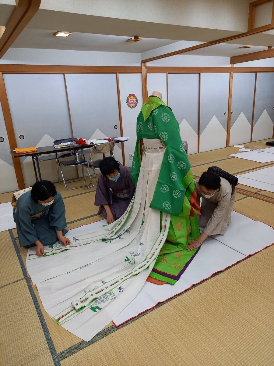 明日は旭川校で衣紋会を開催💐江戸時代十二単の着装研修です👘後ろに引く裳(も)は正装であり成人の証でもあります💡この着装の仕方で身分..... [小林豊子きもの学院【Twitter】]