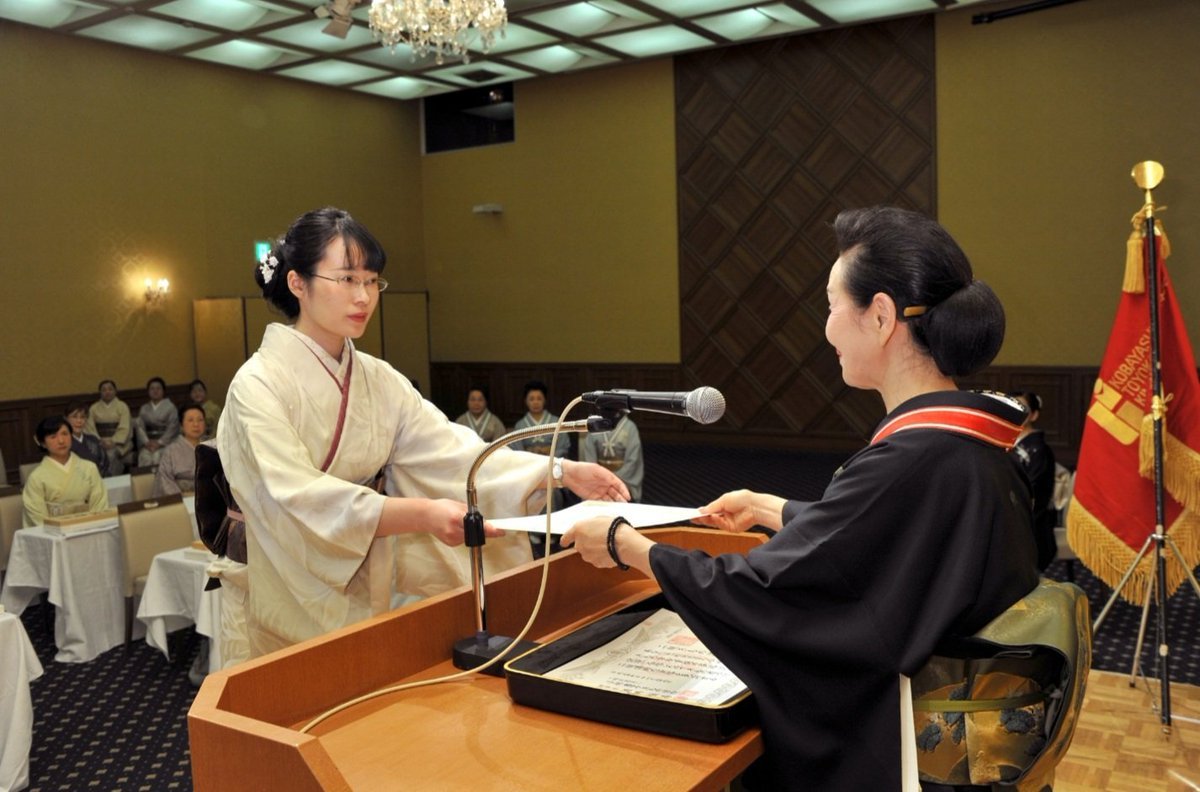 例年新年交礼会にて行う資格取得者のお披露目💐札幌校では皆さんの努力を讃えたく今月27日学内にて規模を大幅縮小し合同認定式開催を予... [小林豊子きもの学院【Twitter】]