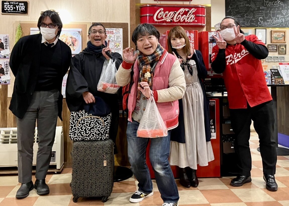 昨日のサンピアザ劇場《落語のチカラ》の終演後春風亭百栄師匠と三遊亭兼好師匠がお立ち寄りくださいました！お疲れのところま... [カラオケピロス【Twitter】]