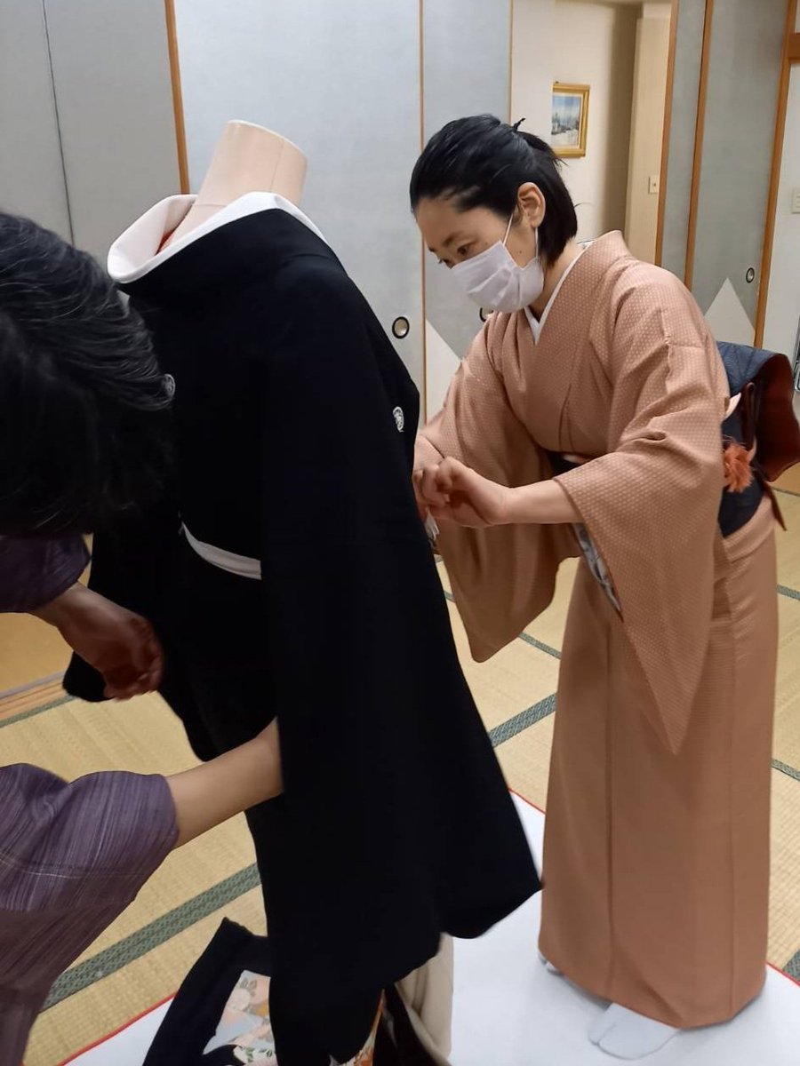 昨日の函館校衣紋会 京芸妓の着装研修の様子💐脇縫いがキュッとV字に裾つぼまり✨褄の返しも左右均等に💖きれいな裾引きの着つけができま... [小林豊子きもの学院【Twitter】]