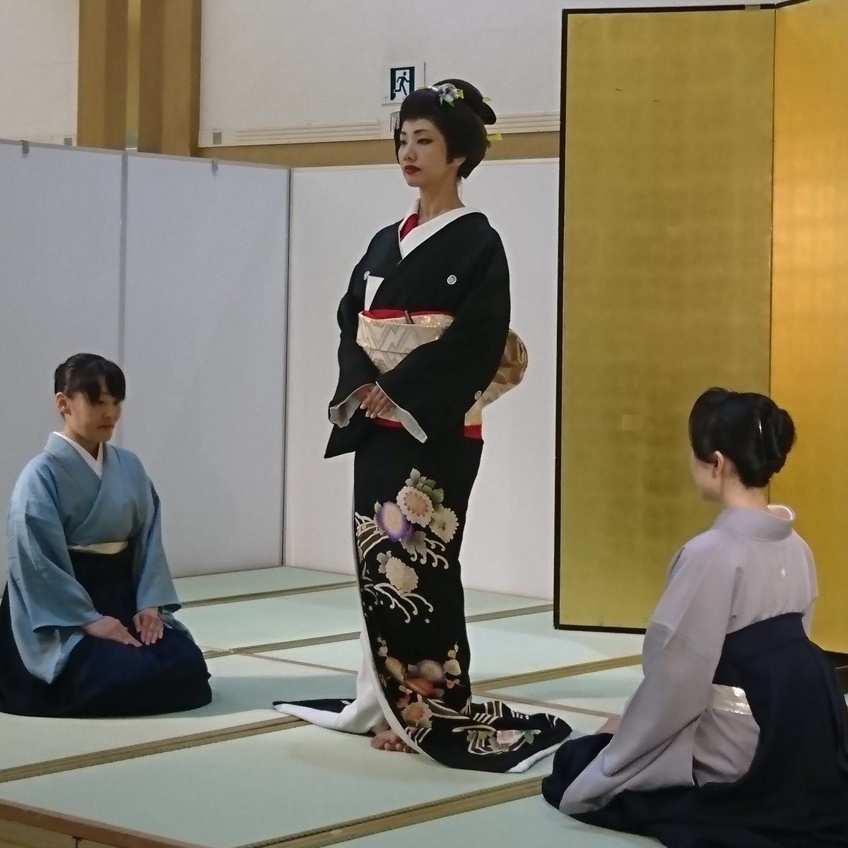 明日は帯広校で衣紋会を開催💐今に伝わる芸妓の江戸末期の姿です👘裾引きの着つけや衿裏の赤を見せる「かえし衿」は理論だけではない感... [小林豊子きもの学院【Twitter】]