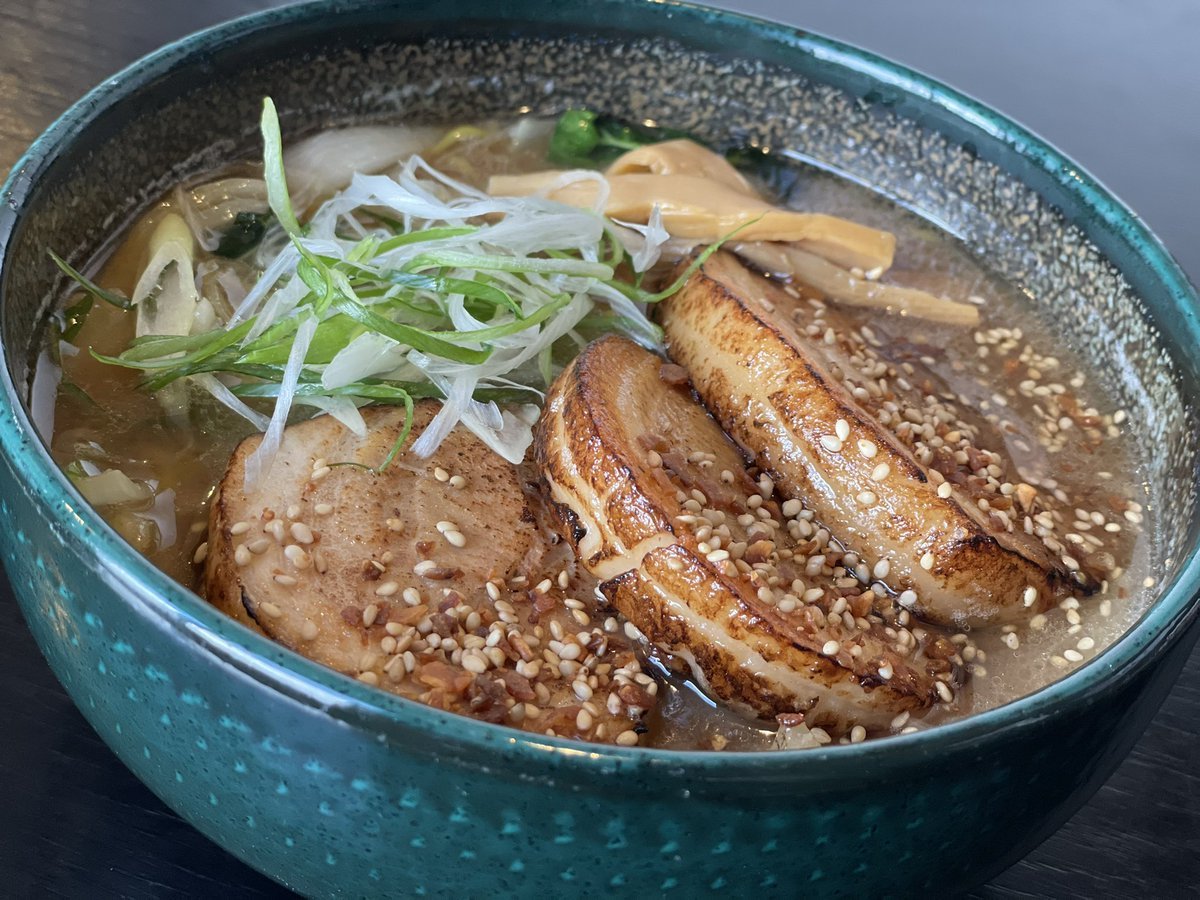 この厚さ🍖ボリューム満点💯厚切り炙りバラチャーシュー麺で本日も満足してください😎🙏✨本日も11:30〜20:00(19:30Lo)で... [らぁめん銀波露 札幌手稲店【Twitter】]