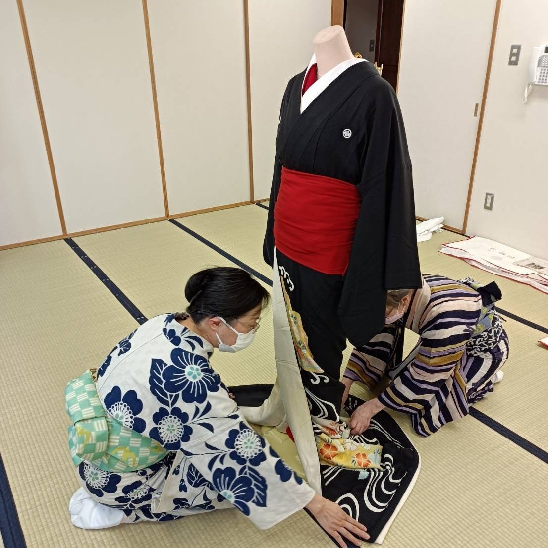 本日の札幌校衣紋会 京芸妓の着装研修💐衿や裾の合わせの崩れを防ぐ「しごき」は布の折り目や巻く方向には決まりがあり💡衣紋方ふたりの... [小林豊子きもの学院【Twitter】]