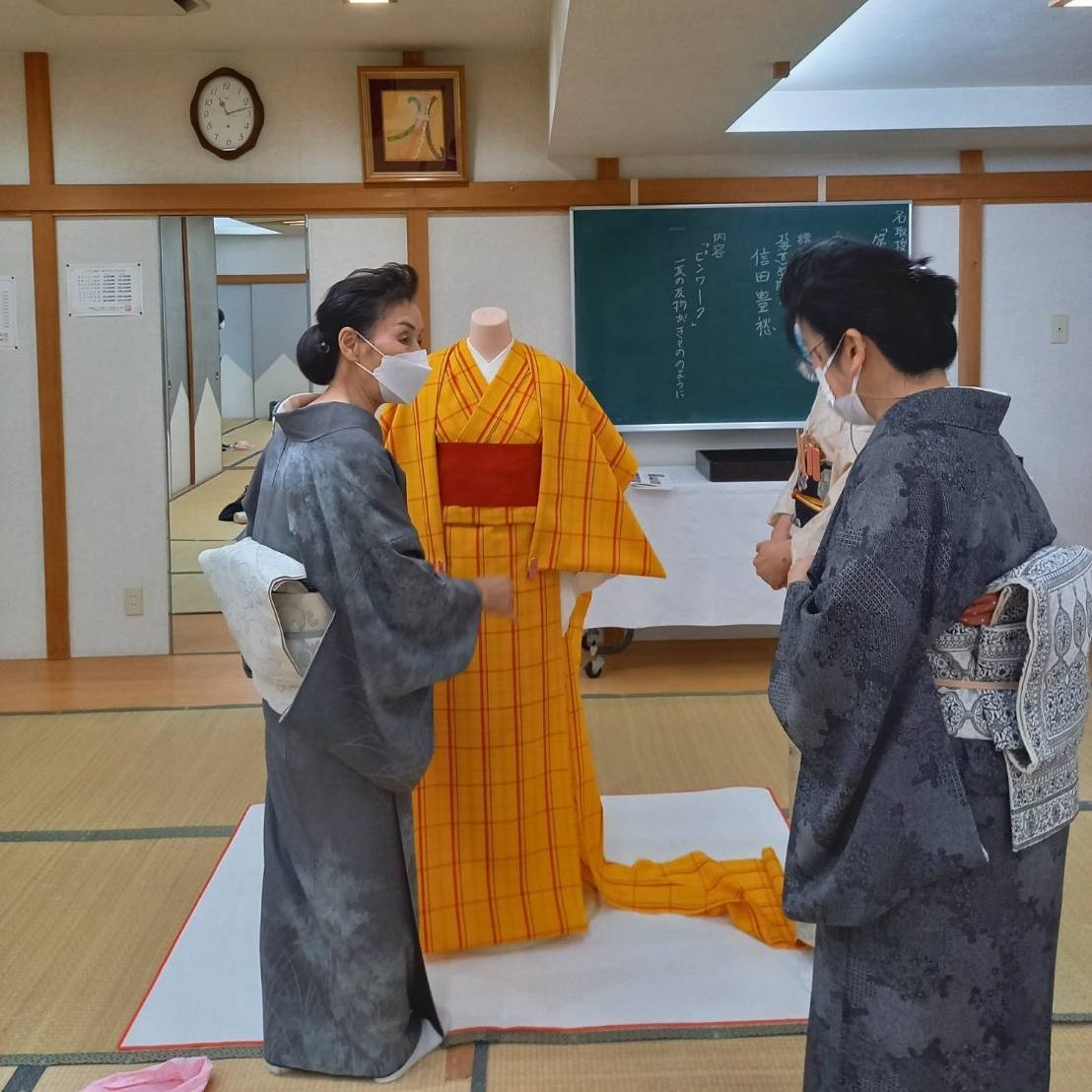 昨日の函館校名取授豊の会「ピンワーク」💐反物を仮仕立てするように身体に合わせます👏きものをお見立てするきものアドバイザーのお仕... [小林豊子きもの学院【Twitter】]