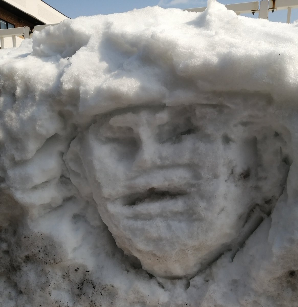 お隣の西警察署との間にある雪の山に真実の口みたいな顔が出現していました。営業の人たちが帰ってきたら誰が作ったのか口に手を入... [光海藻【Twitter】]