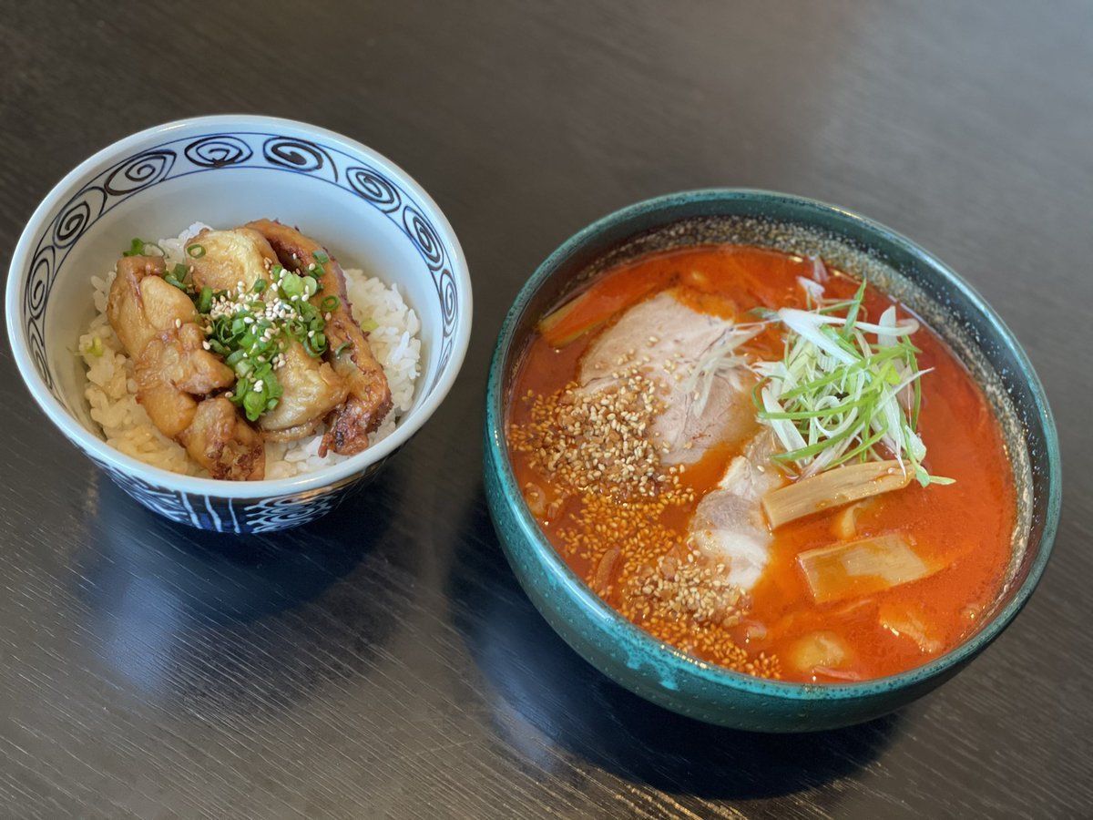 まるで韓国風！？🫢銀波露手稲店限定の鶏ぱいくぅ丼はラーメンスープをかけて召し上がっていただくとより楽しめます🤩！辛らぁめんの... [らぁめん銀波露 札幌手稲店【Twitter】]