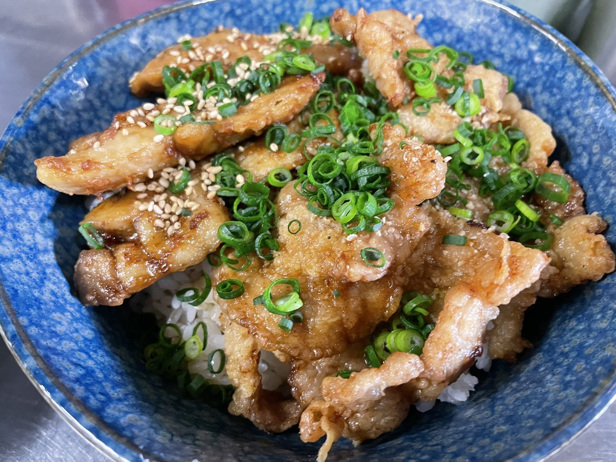 ダブルぱいくぅ丼 700円🍚ぱいくぅ丼と鶏ぱいくぅ丼が一緒になって１つの丼に！！！とってもボリュームがあります😏✨夜は20:30(19:... [らぁめん銀波露 札幌手稲店【Twitter】]