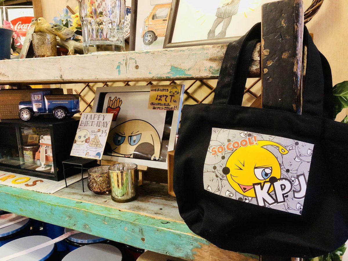 KPJの日にBOO-FOO-WOOさんがプレゼントしてくれたトートバッグ✨ピロ助がオシャレでポップに🌟店内に飾らせていただいてます！BOO... [カラオケピロス【Twitter】]