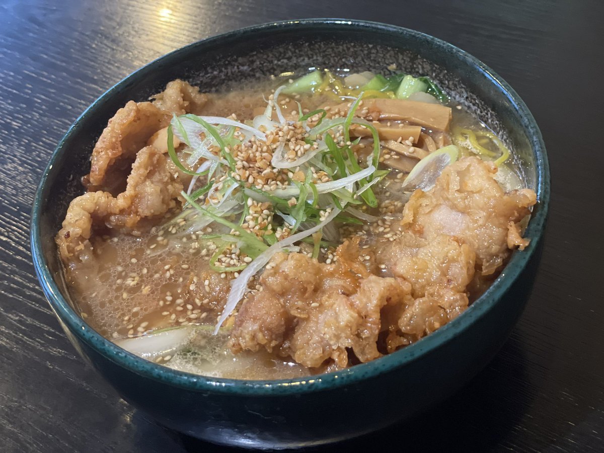 銀波露といえば『ぱいくぅ麺』です！ぱいくぅとは揚げた豚バラ肉のことです😏✨本日も店内営業時間11:30〜20:30(19:30Lo)、Ub... [らぁめん銀波露 札幌手稲店【Twitter】]