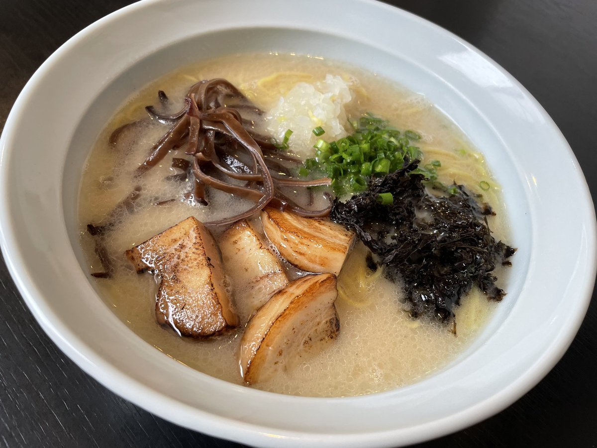 春の限定麺🌸『黒バラ超級しお豚骨』はいつもの豚骨スープとは違ってとんこつラーメンとなっております😏🍜この違いをぜひお確かめく... [らぁめん銀波露 札幌手稲店【Twitter】]