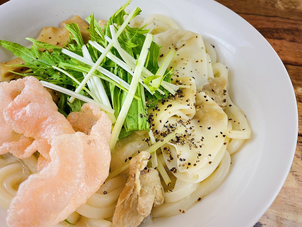 ＼今月は中華✨／5月のうどんメニューは『中華風ワンタン鶏だしうどん』あっさり中華スープにワンタンは具材がたくさん‼️ラン... [カラオケピロス【Twitter】]