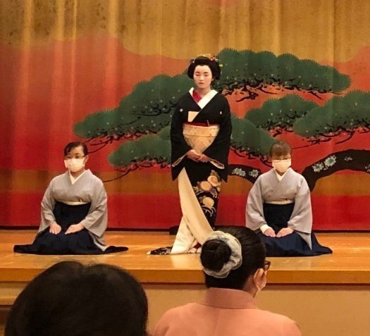 本日は苫小牧校で衣紋会を開催💐江戸末期の芸妓姿の着装研修です👘帯結びは厚みのある丸帯で結ぶ「角だし」✨しっかりとそして優雅に美し... [小林豊子きもの学院【Twitter】]