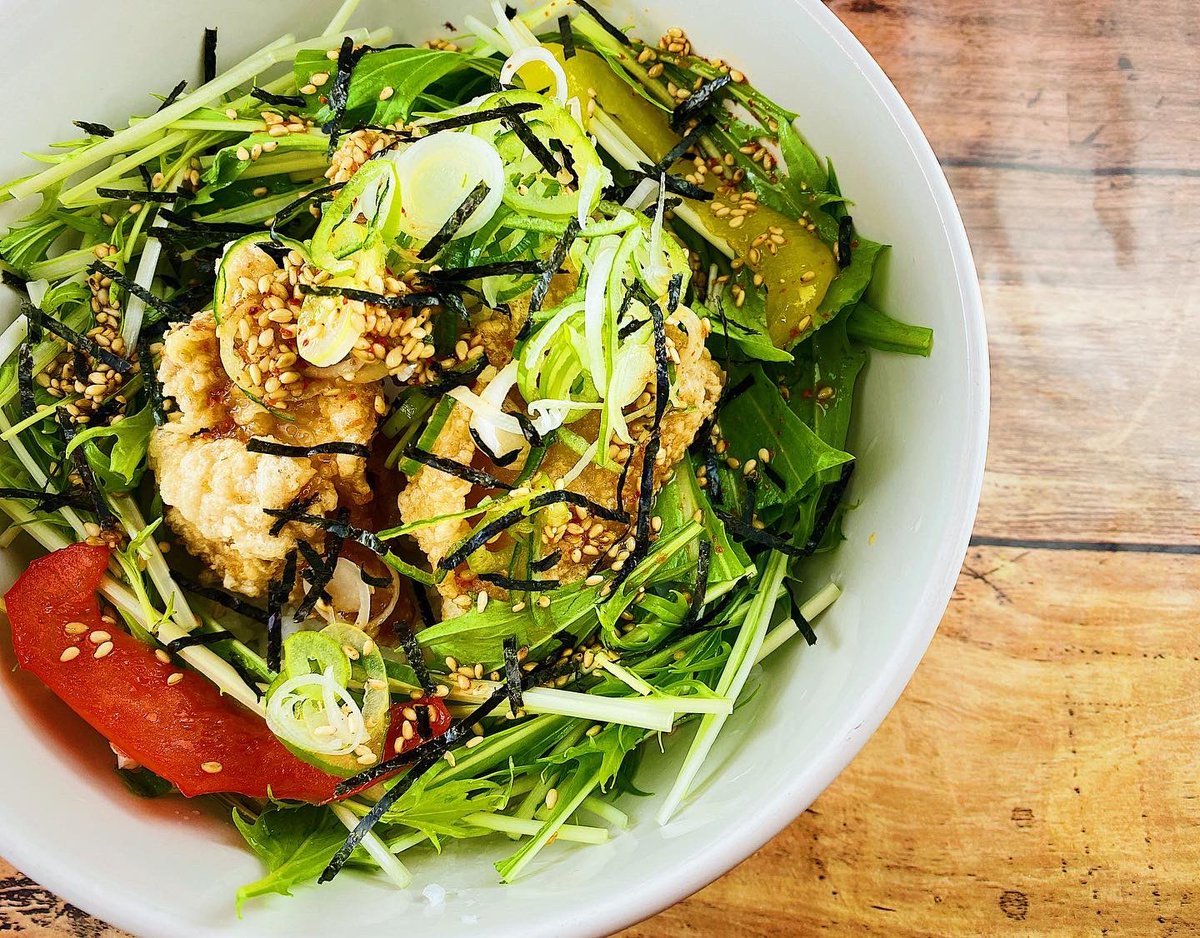 日曜日はピロスでご飯✨大人気の油淋鶏はもう食べました？こちらはカラオケピロス限定。油淋鶏丼や中華風うどんを個室でまったり... [カラオケピロス【Twitter】]