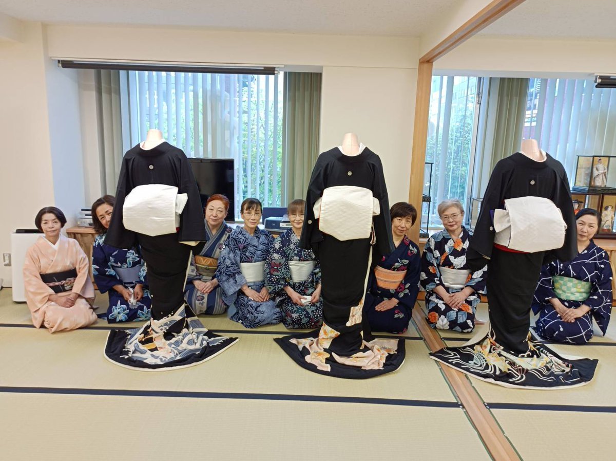 本日の札幌校は衣紋会💐今期の京芸妓着装研修の集大成でした👘伊藤名取教授のもと基本をしっかりと学んだ皆さん✨返し衿や帯結びに個性が... [小林豊子きもの学院【Twitter】]